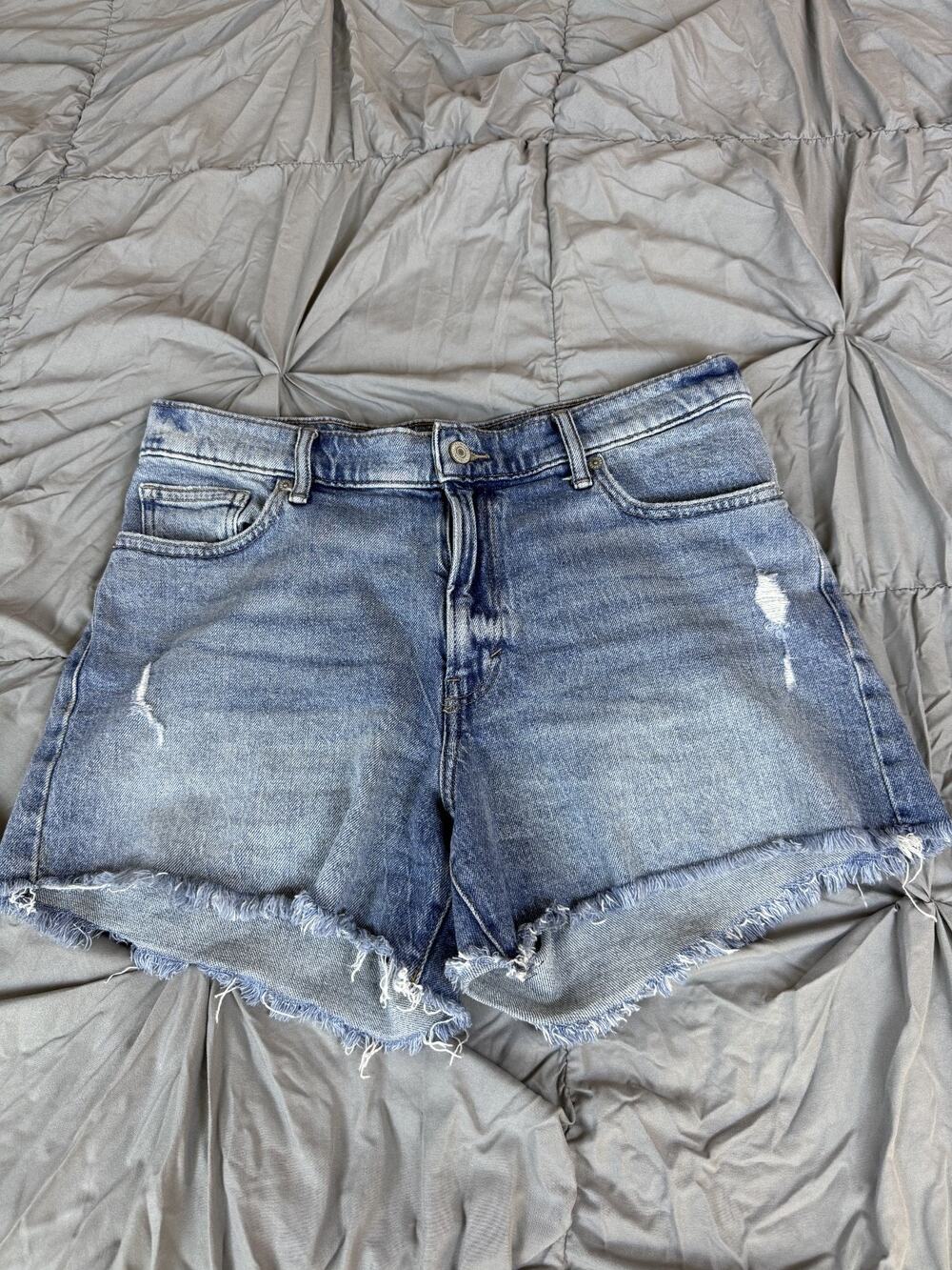 Women's Lucky Brand 90s Midi Short Size 10/30 Distressed Denim